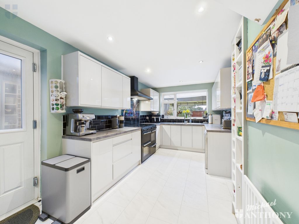 Property photo 2 of 16 Cam03218G0-Pr0880-Still013