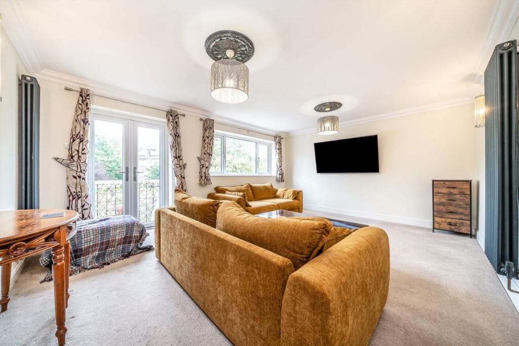 Property photo 3 of 5 Woodthorpe Living Room