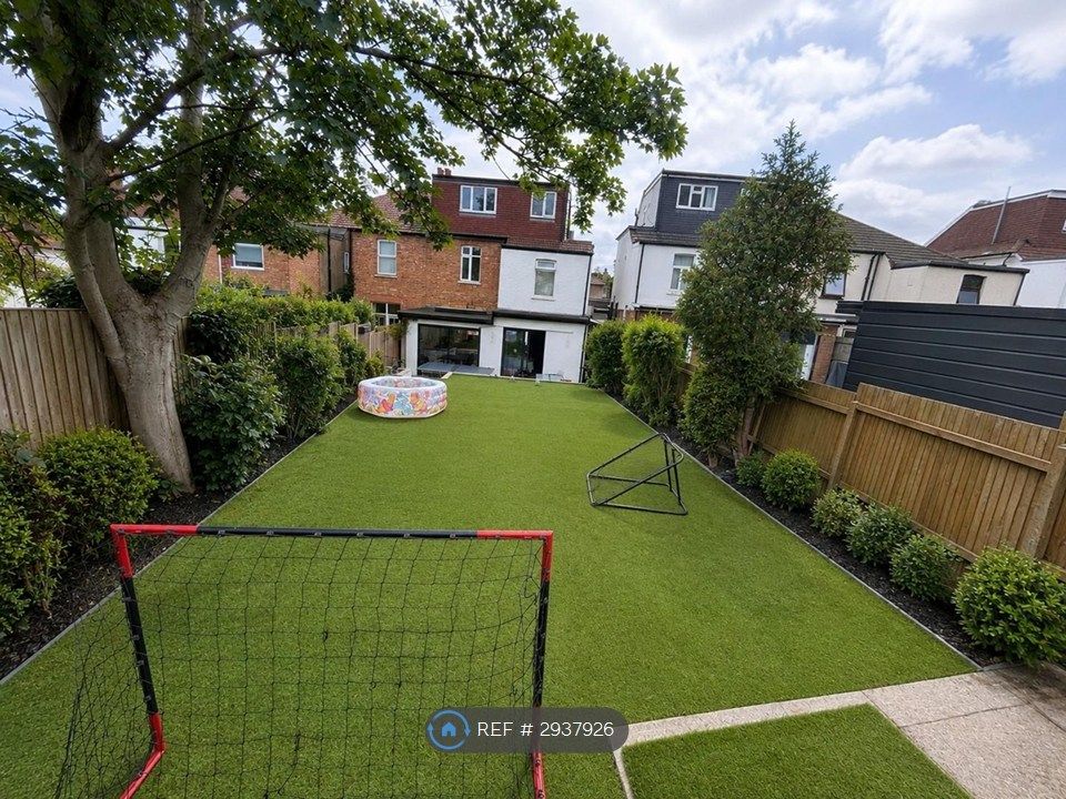 Property photo 1 of 8 Garden With Astroturf