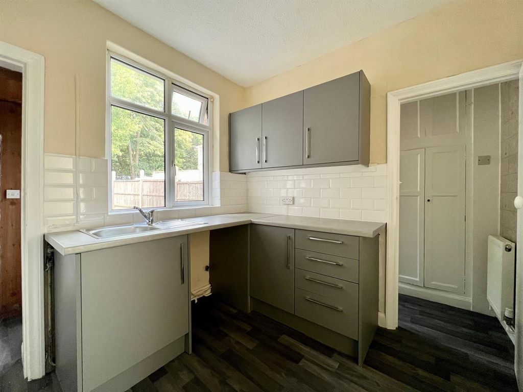 Property photo 3 of 8 Kitchen