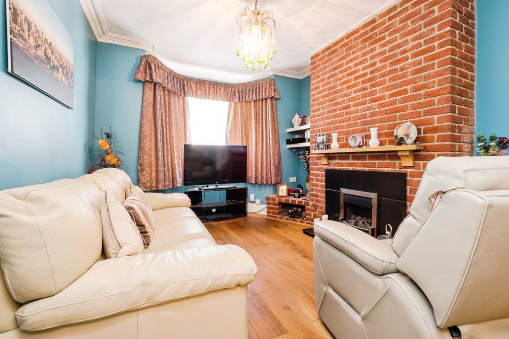 Property photo 3 of 21 Pbox-Img.Jpg