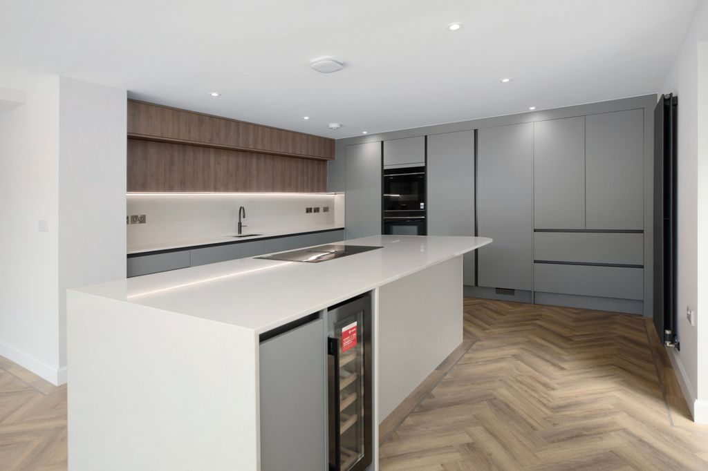Property photo 3 of 17 Kitchen