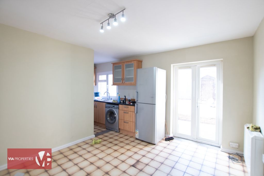 Property photo 3 of 12 6 Stanstead Road Hoddesdon Via Properties Estate Letting Comme