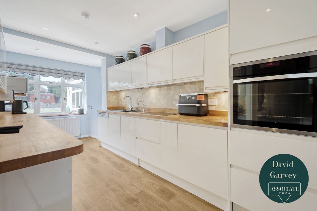 Property photo 3 of 16 Fitted Kitchen