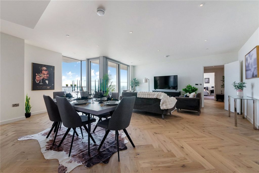 Property photo 2 of 25 Charrington Tower