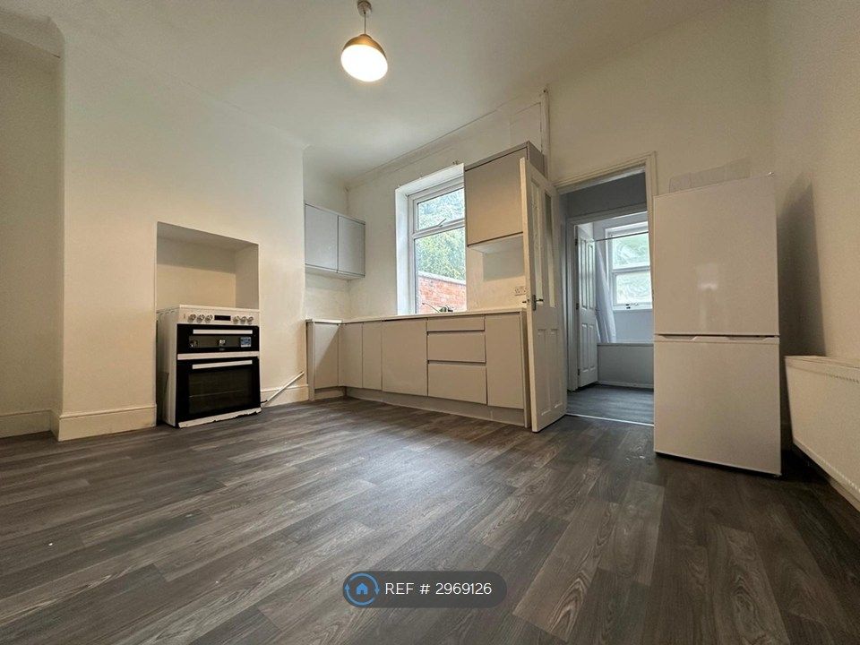 Property photo 3 of 10 Kitchen