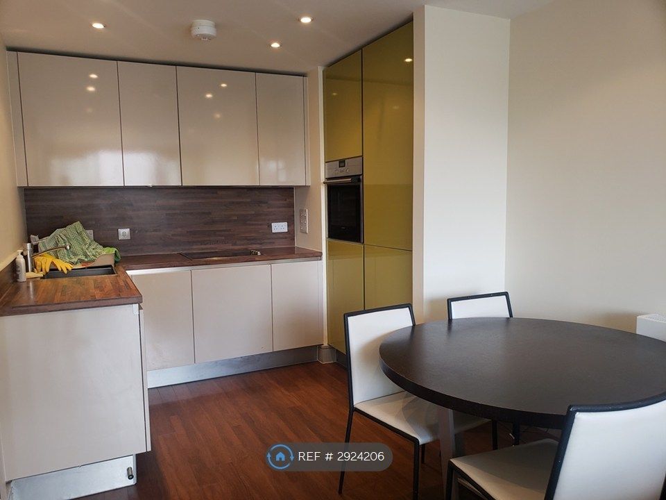 Property photo 1 of 8 Kitchen Lounge