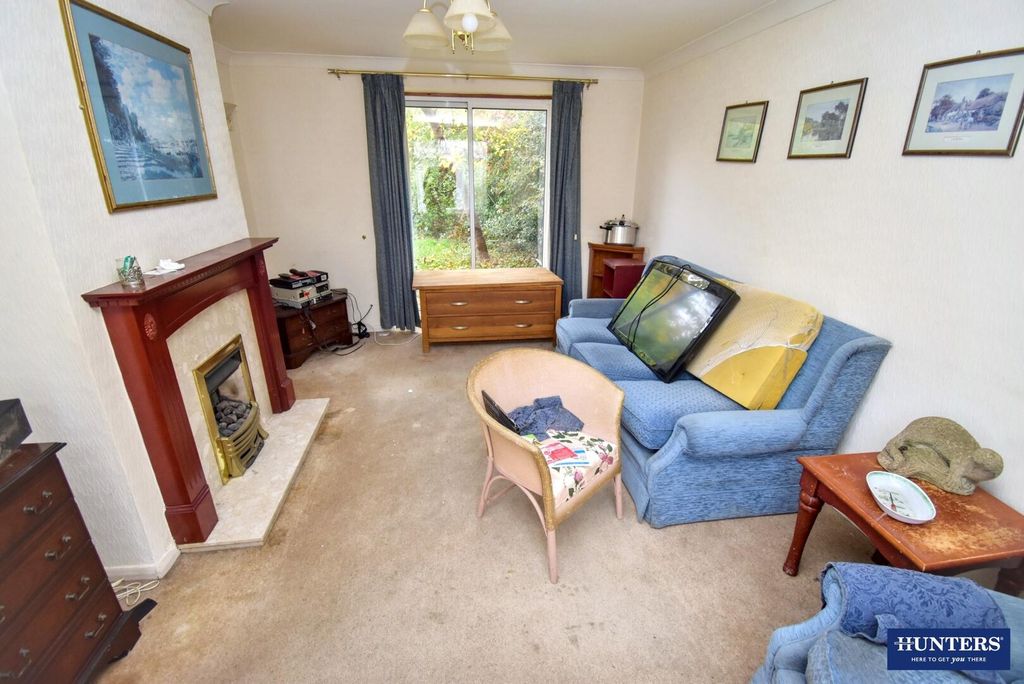 Property photo 3 of 10 Living Room