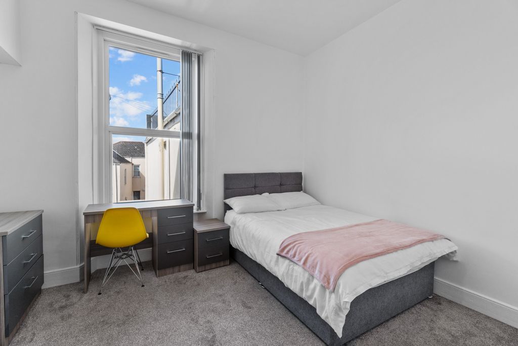Property photo 1 of 7 0033