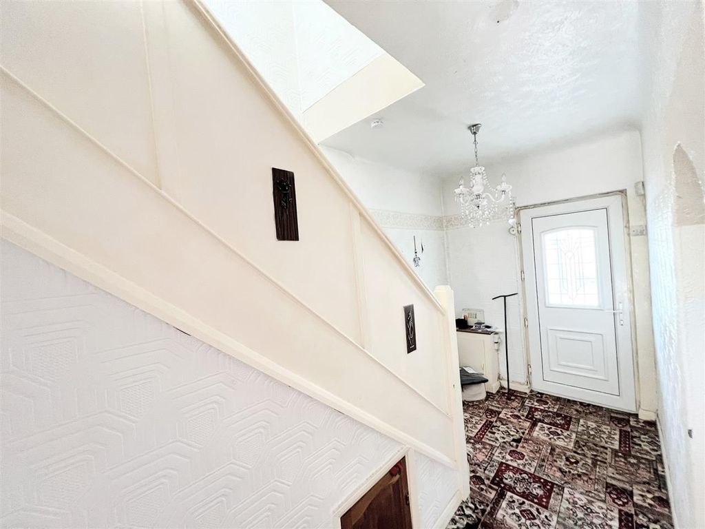 Property photo 2 of 12 Entrance Hall