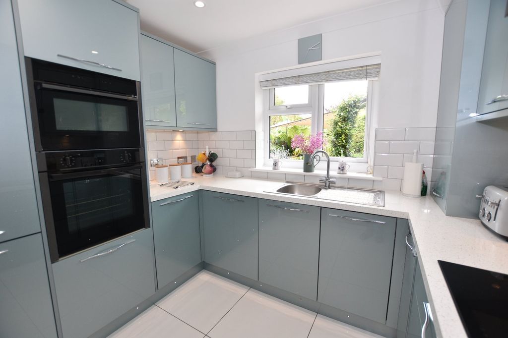 Property photo 3 of 19 Kitchen