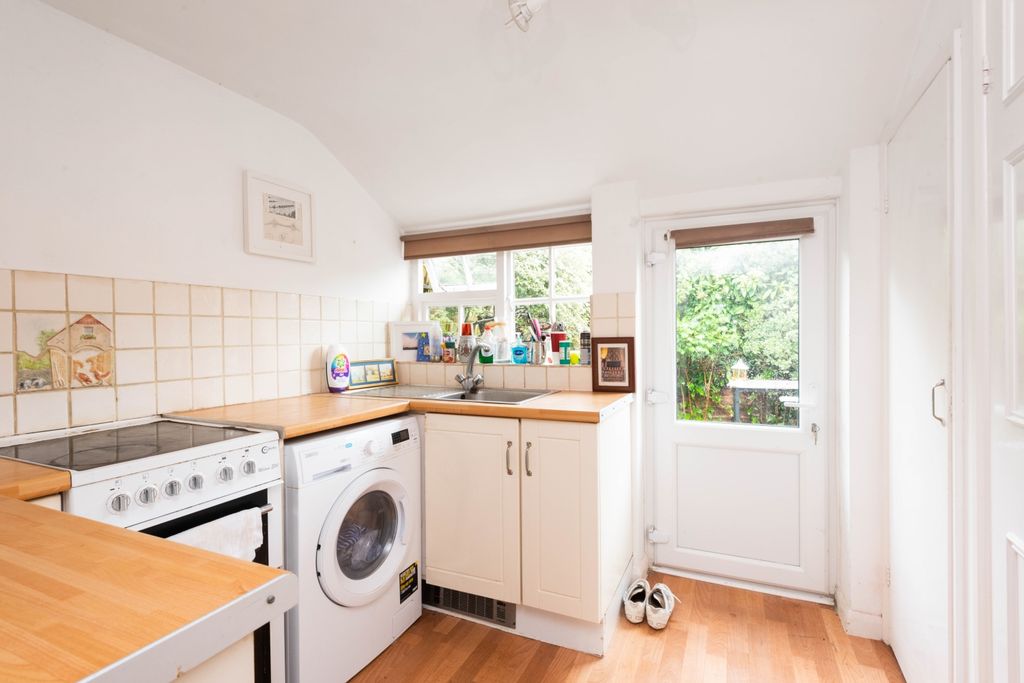 Property photo 3 of 7 Kitchen