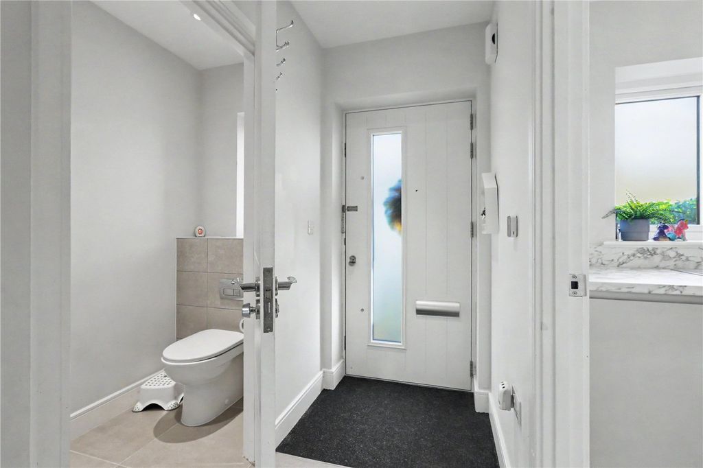 Property photo 3 of 15 Entrance Hall