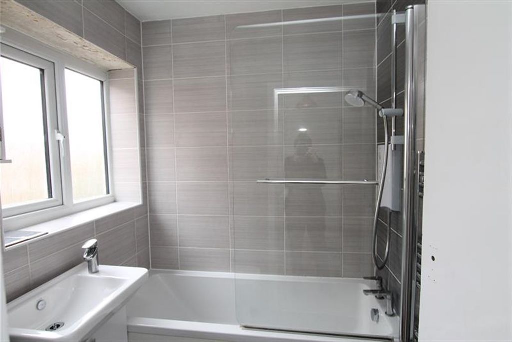 Property photo 3 of 16 Bathroom