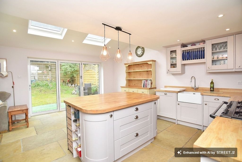 Property photo 2 of 27