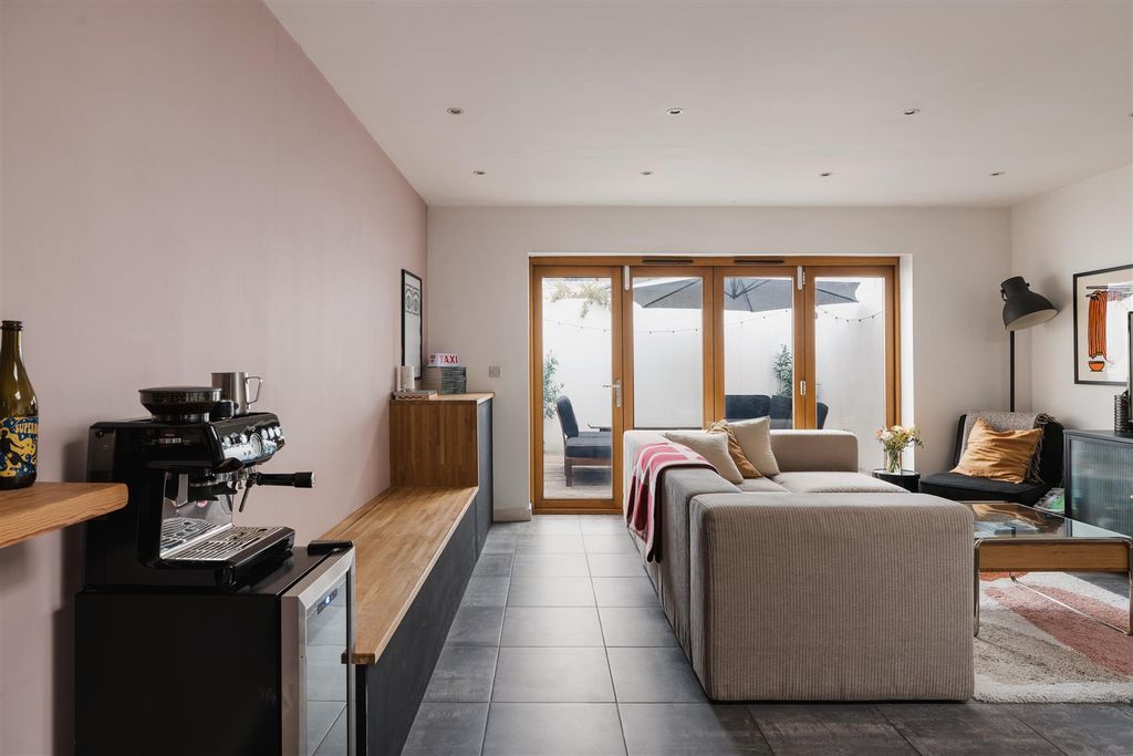 Property photo 2 of 27 Roman Road, E3