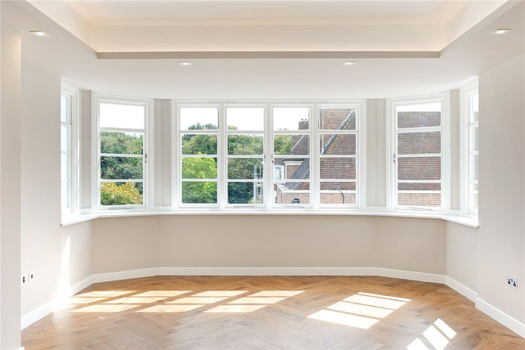 Property photo 3 of 16 Reception