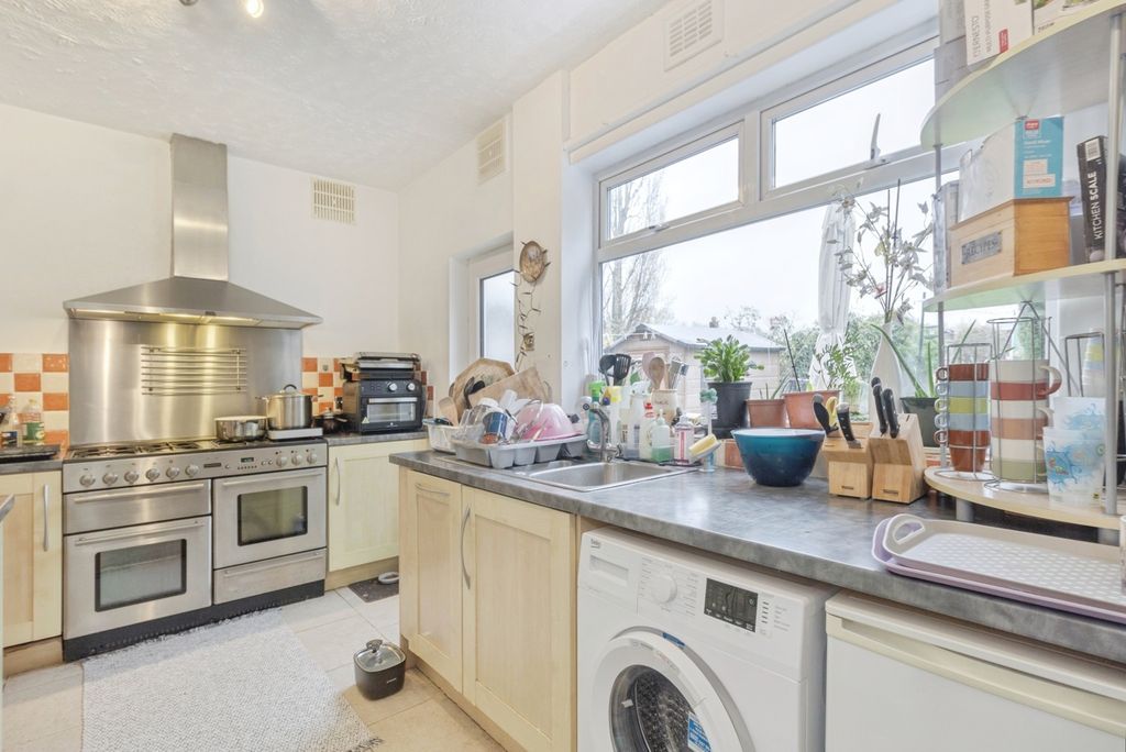 Property photo 3 of 17 Kitchen