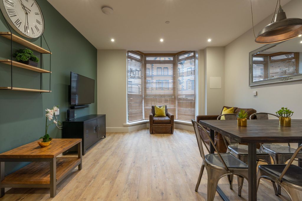 Property photo 1 of 14 Flat 1, 126 Walter Road Living Room 1
