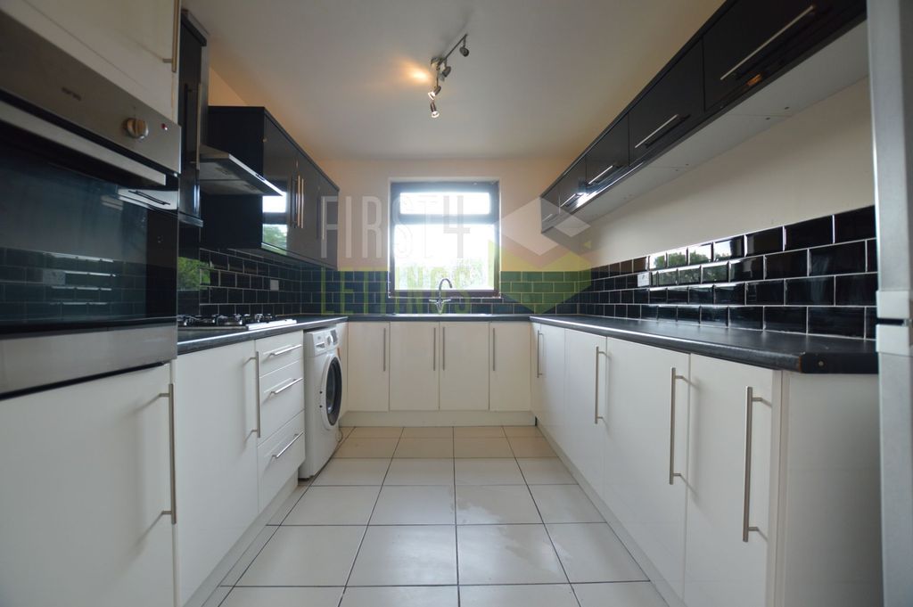 Property photo 3 of 9 Kitchen