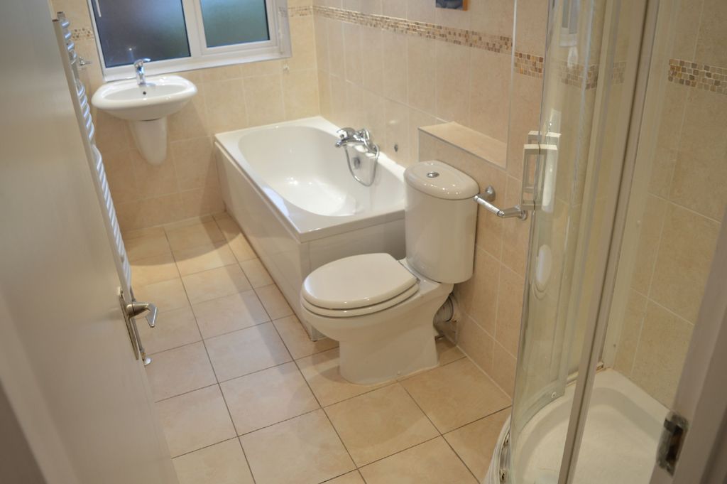 Property photo 3 of 9 Bathroom