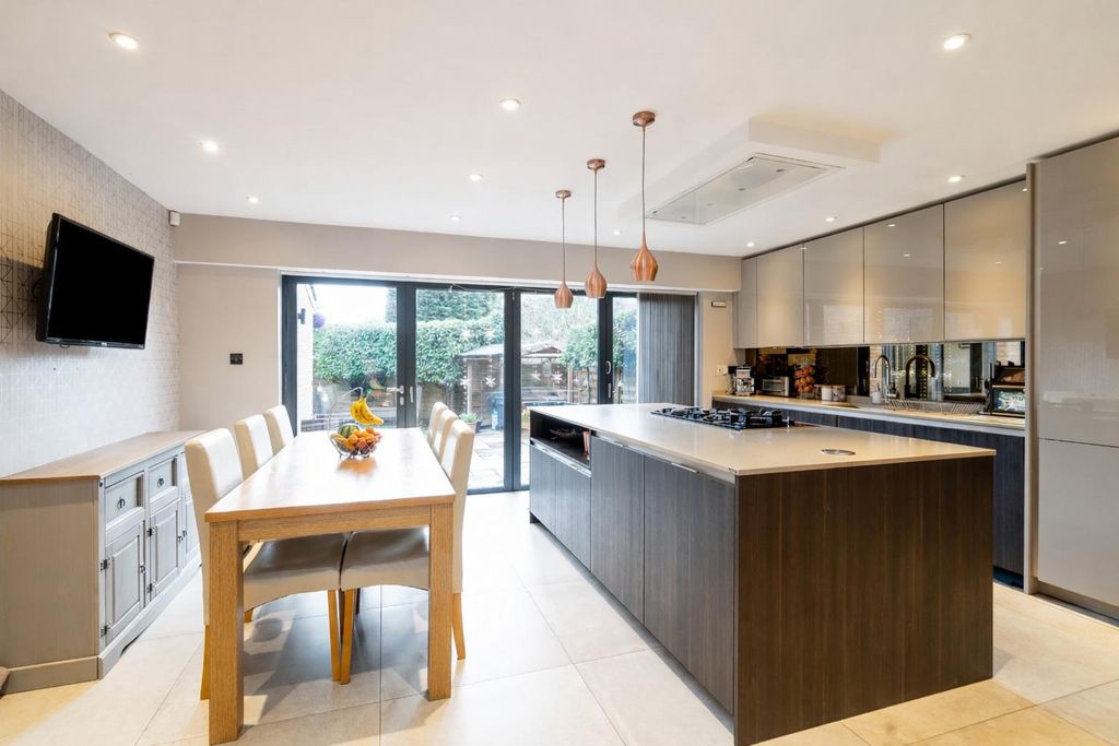 Property photo 2 of 15 2 Nichols Close_6 2.Jpg