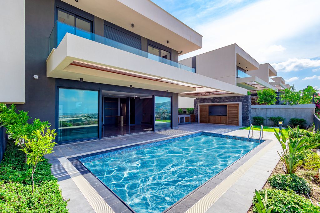 Property photo 2 of 25 Alluring Sea View Property For Sale In Alanya - Gorgeous Private Swimming Pool And Garden