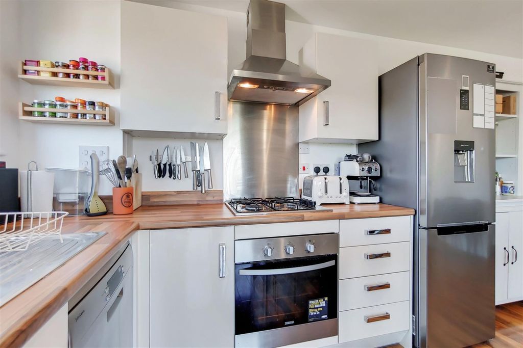 Property photo 3 of 11 4349373
