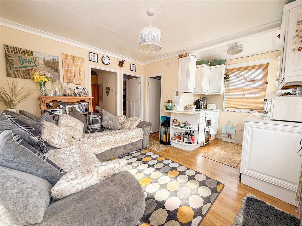 Property photo 3 of 14 Lounge/Kitchenette