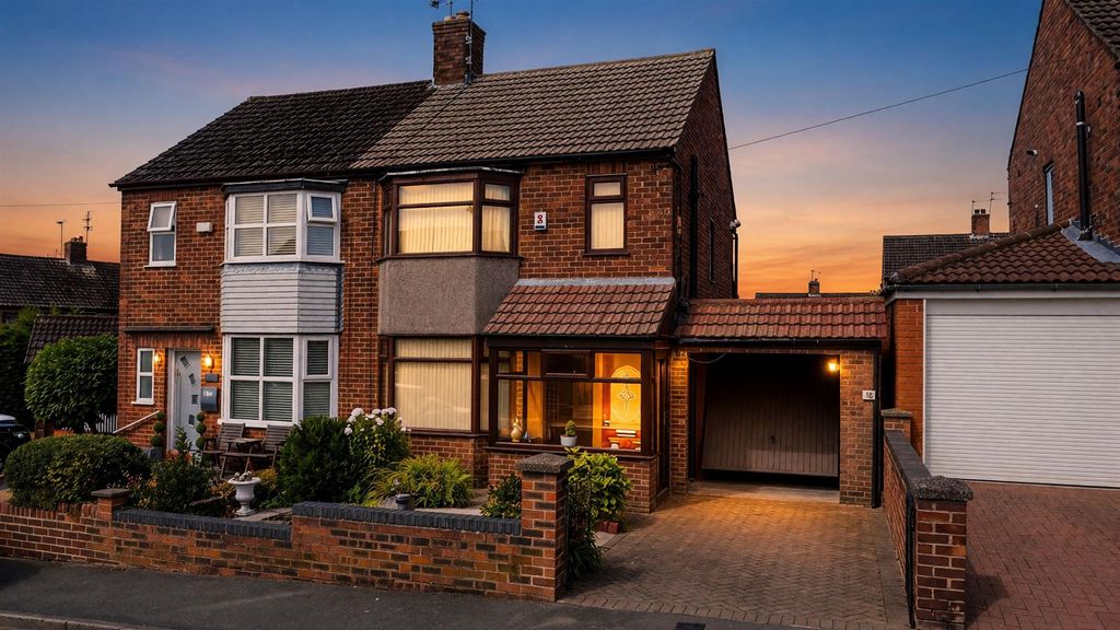 Property photo 1 of 28 Braeside Crescent For Sale