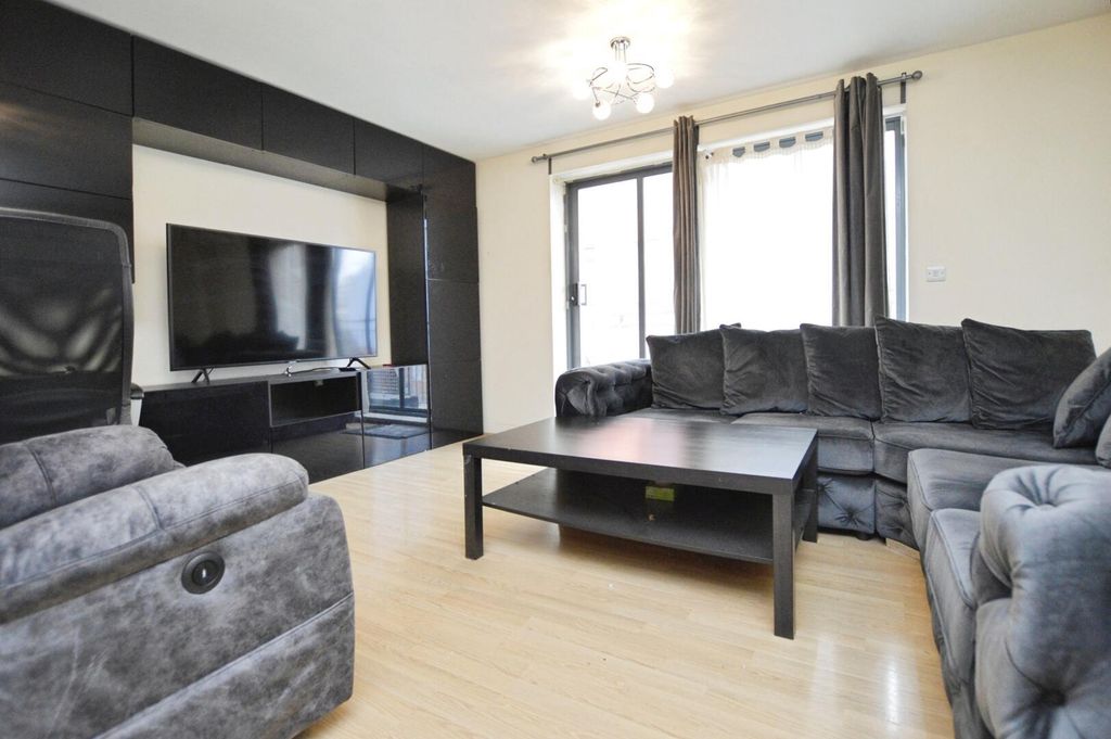 Property photo 2 of 13 Living Room/Kitchen