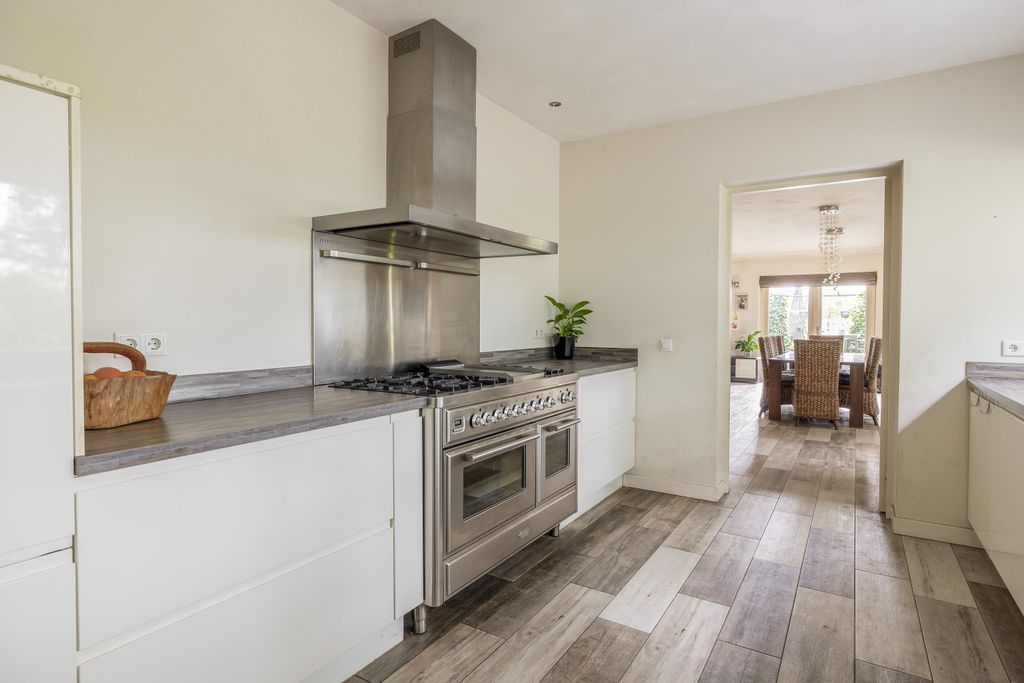 Property photo 2 of 80