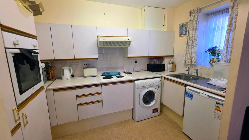 Property photo 3 of 10 Kitchen