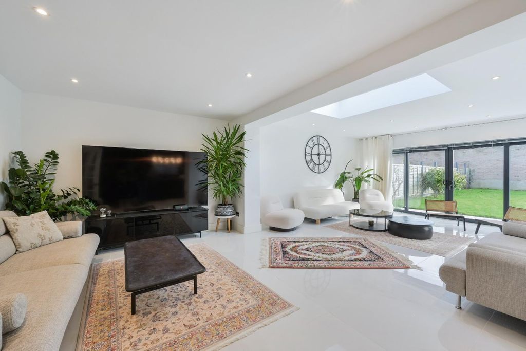 Property photo 2 of 16 Rowden Road