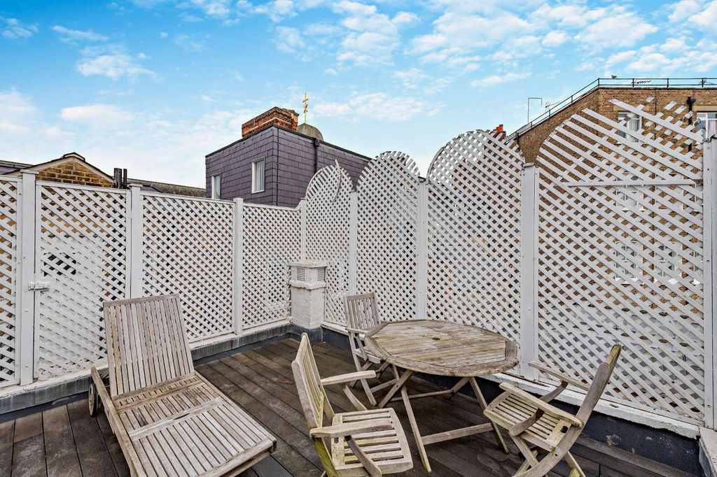 Property photo 3 of 29 168Sqft Roof Terrace