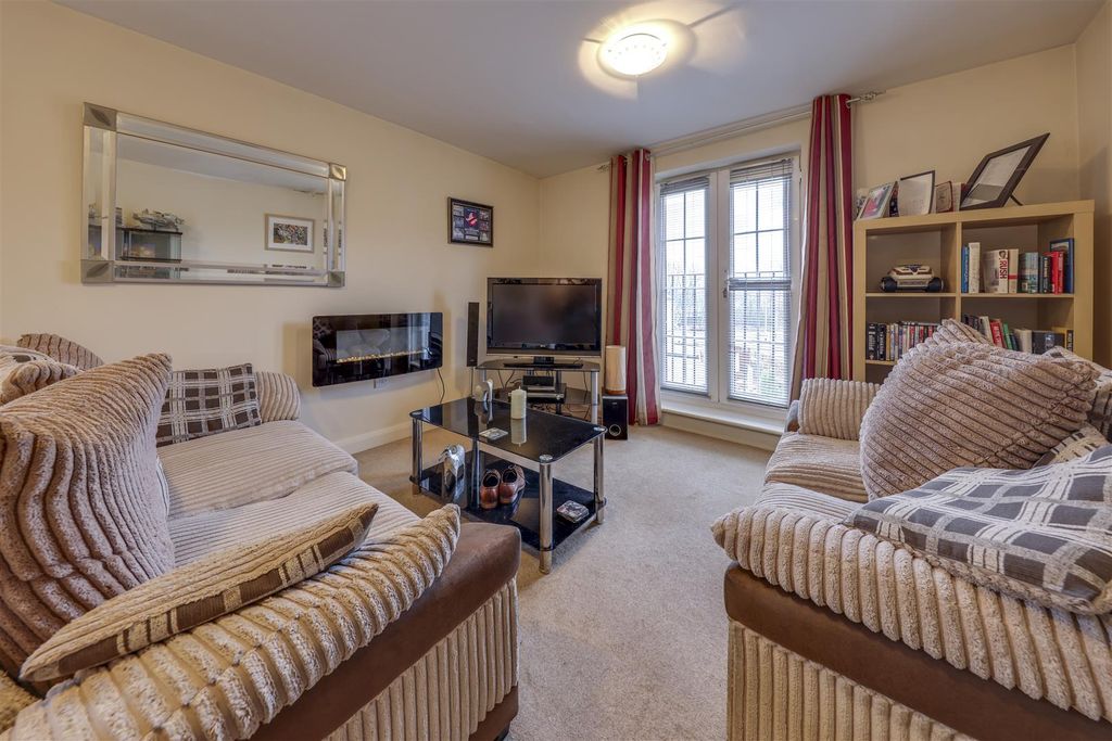 Property photo 2 of 11 Lounge