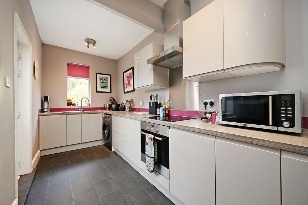 Property photo 2 of 21 Modern Kitchen