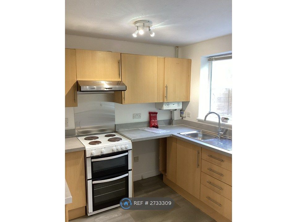 Property photo 3 of 11 Kitchen 1