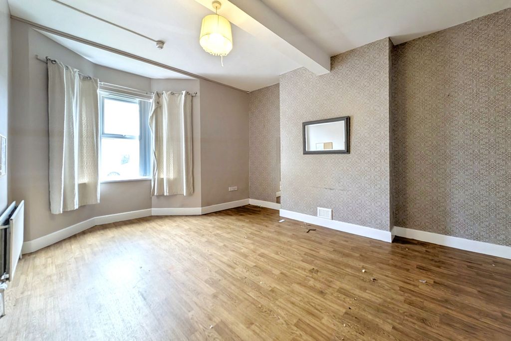 Property photo 3 of 18 2 Poplar Crescent, Bensham, Gateshead, Tyne &amp; Wear, Ne8 1Qd