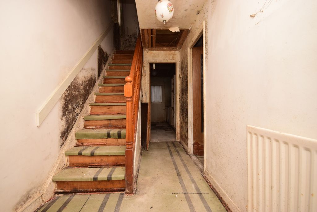 Property photo 2 of 28