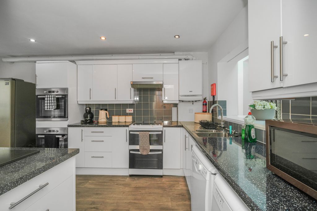 Property photo 3 of 61