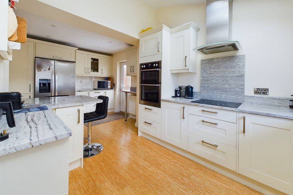 Property photo 1 of 10 Kitchen