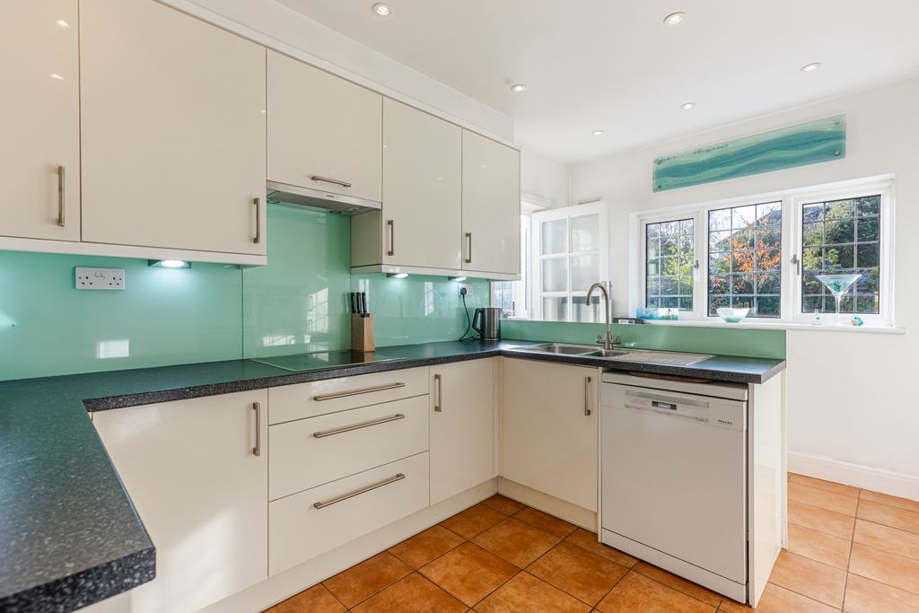 Property photo 3 of 15 A15 - 7 Maryfield Avenue Exeter - 251028