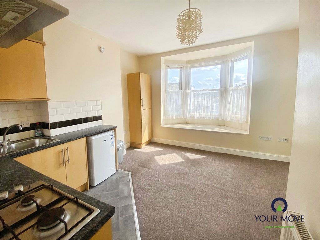 Property photo 3 of 7 Kitchen / Lounge