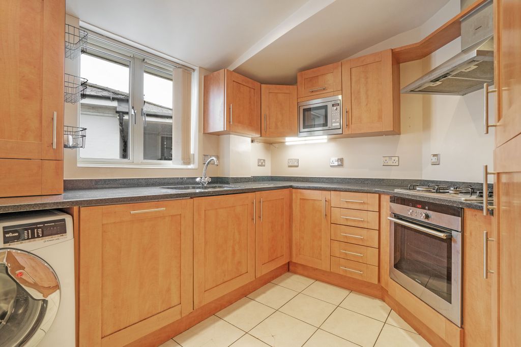 Property photo 3 of 11 Kitchen