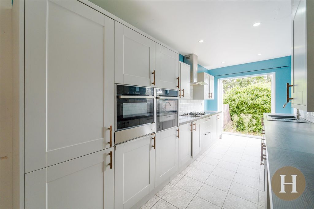 Property photo 2 of 32 Hadleigh Estate Agents-42.Jpg