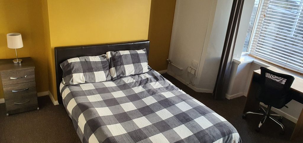 Property photo 3 of 12 31 Sebastopol Bedroom 1
