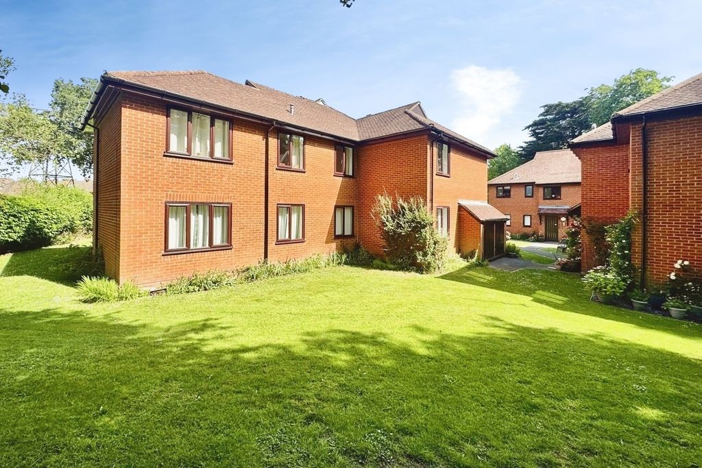 1 bed flat for saleBerry Court, Hook, Hampshire RG27