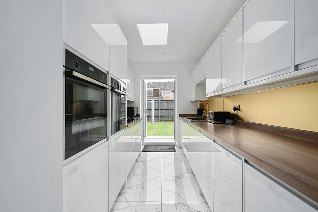 Property photo 3 of 40 Kitchen