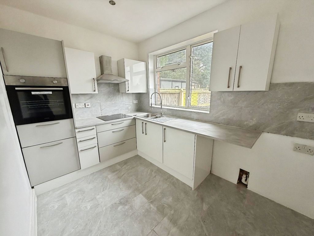 Property photo 2 of 9 Kitchen